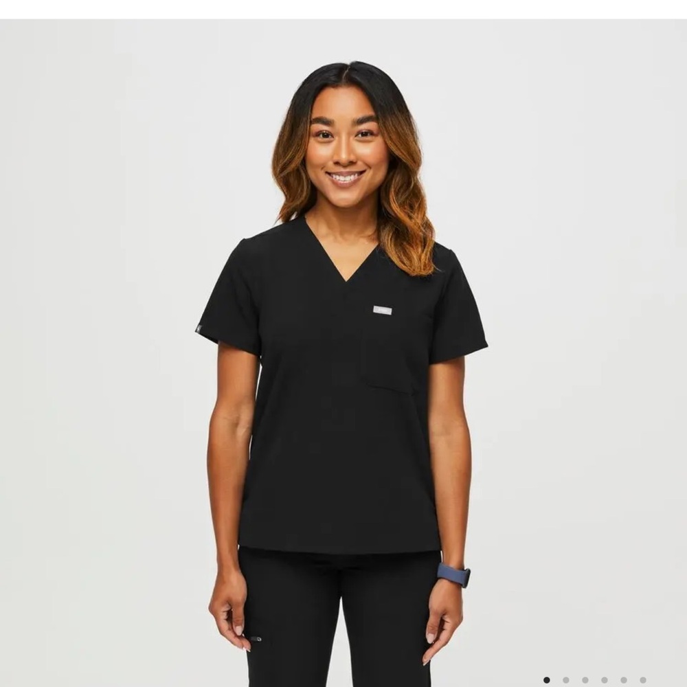 Figs 1 Pocket Scrub Top